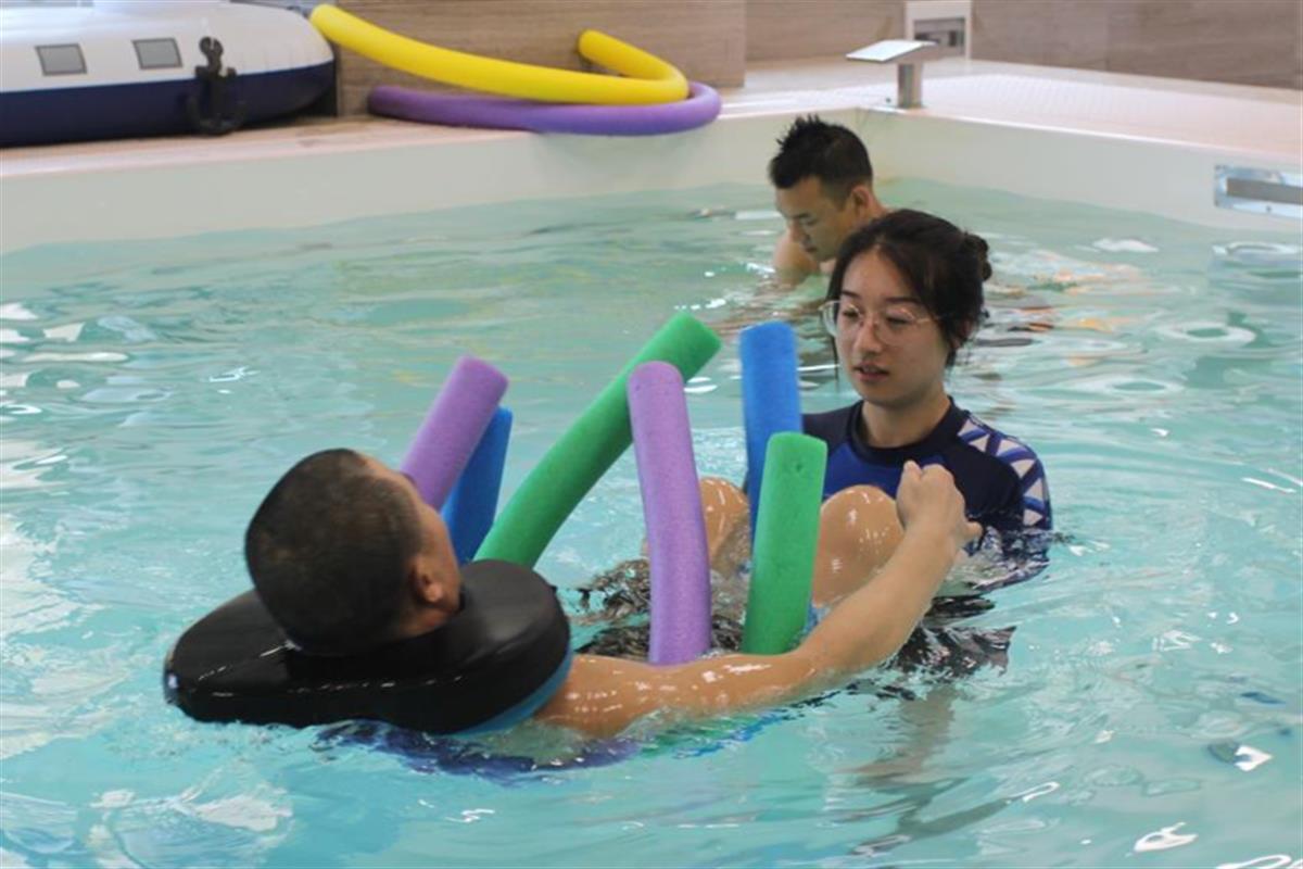 水疗康复怎么做的不吃药来“泡澡”，康复师为保患者安全每天坚持锻炼，探秘襄阳唯一一家医院水疗中心_https://www.jmylbn.com_新闻资讯_第3张
