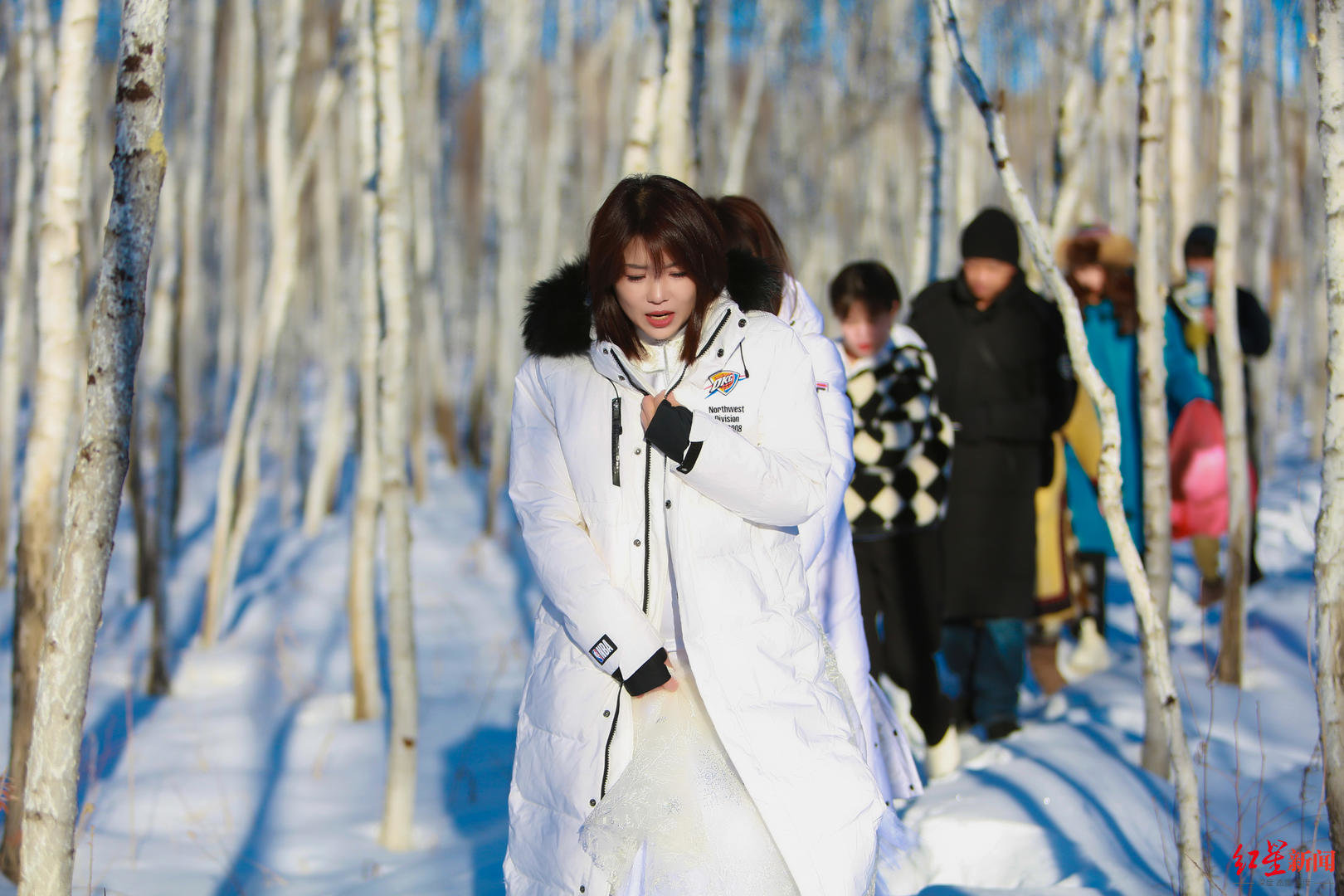 ↑都波与团队在户外拍摄中 受访者供图