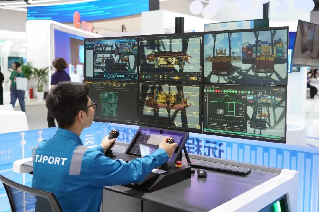 这是7月4日在2023全球数字经济大会精品主题展现场拍摄的自动化岸桥远程操控模拟系统 图源：新华社