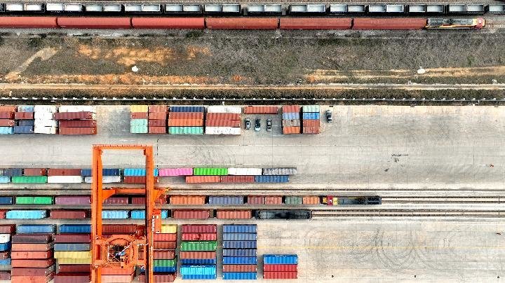 ▲3月2日,班列准备从南昌国际陆港铁路口岸二期驶出。