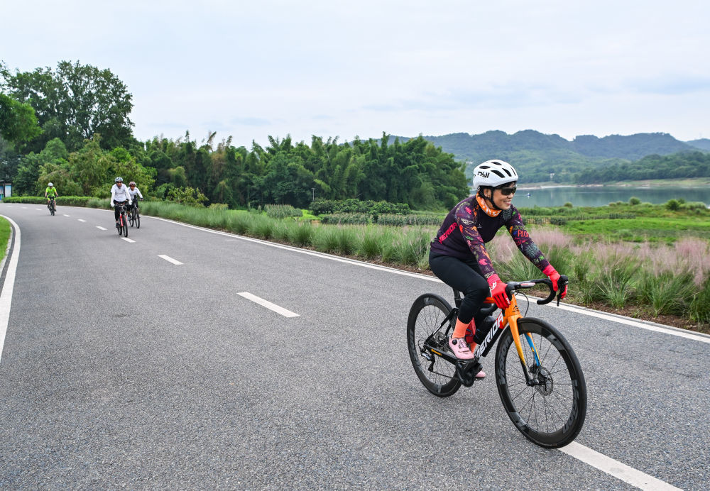 ↑骑行爱好者在宜宾市区至南溪区的长江环线绿道上骑行。