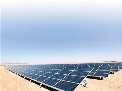 中国电建在阿尔及利亚撒哈拉沙漠中建设的光伏电站。中国电建供图