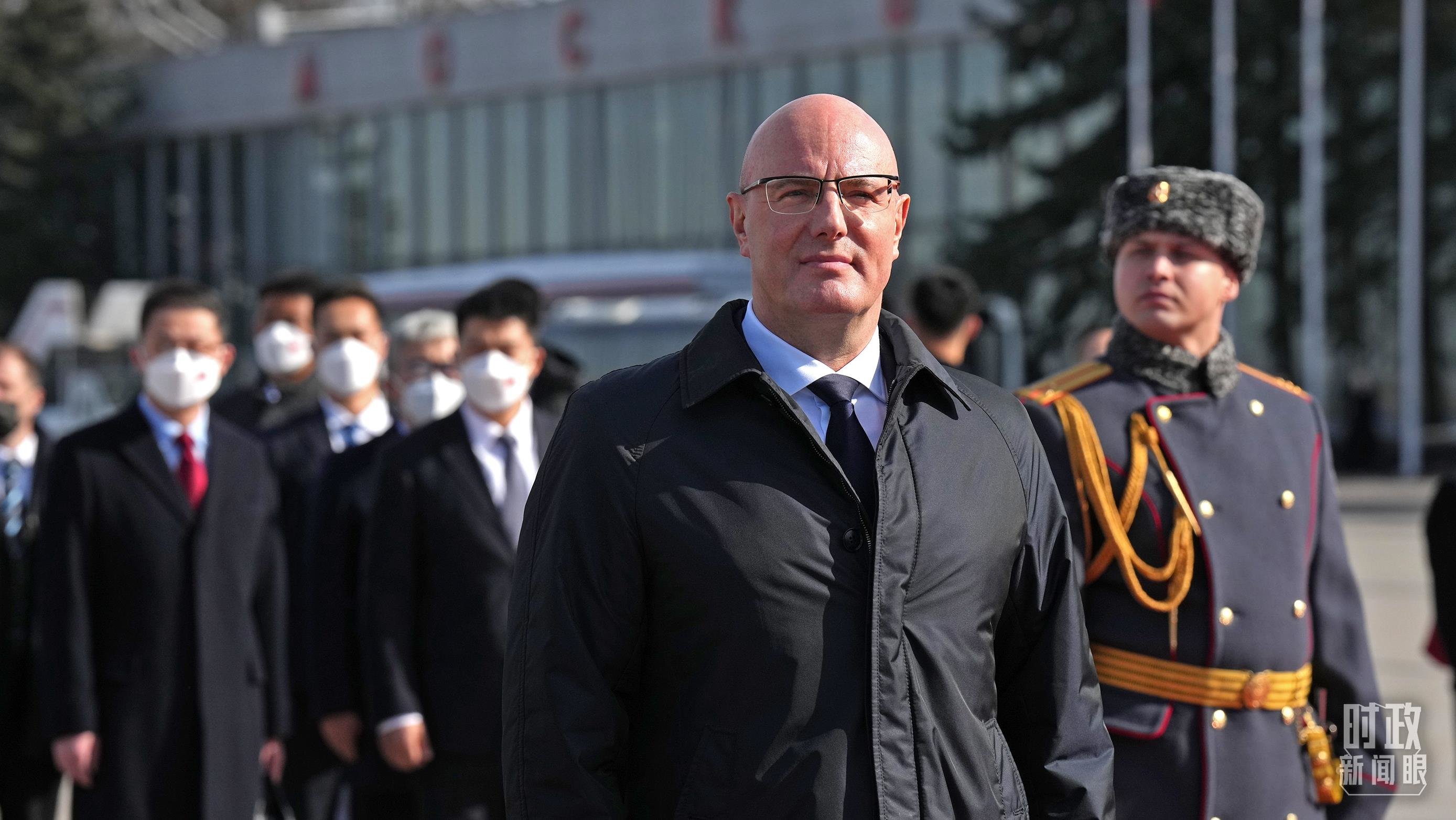 △俄罗斯副总理切尔内申科在机场迎接习近平主席。(总台国广记者李晋拍摄)