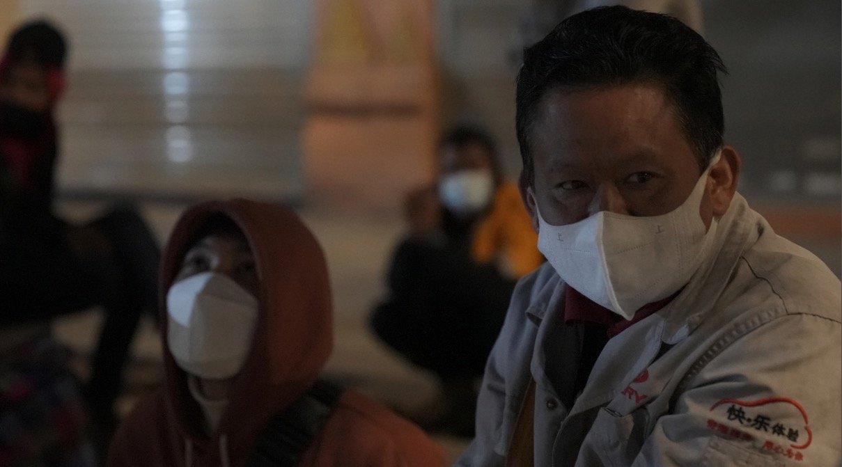 1月8日,缅甸人登五和他的兄弟、朋友们在等待海关放行。登五在芒市从事汽车维修的工作。