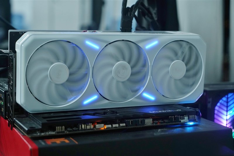 高颜值+顶级做工!铭瑄RTX 4080 iCraft OC16G瑷珈显卡评测:三风扇稳压71℃
