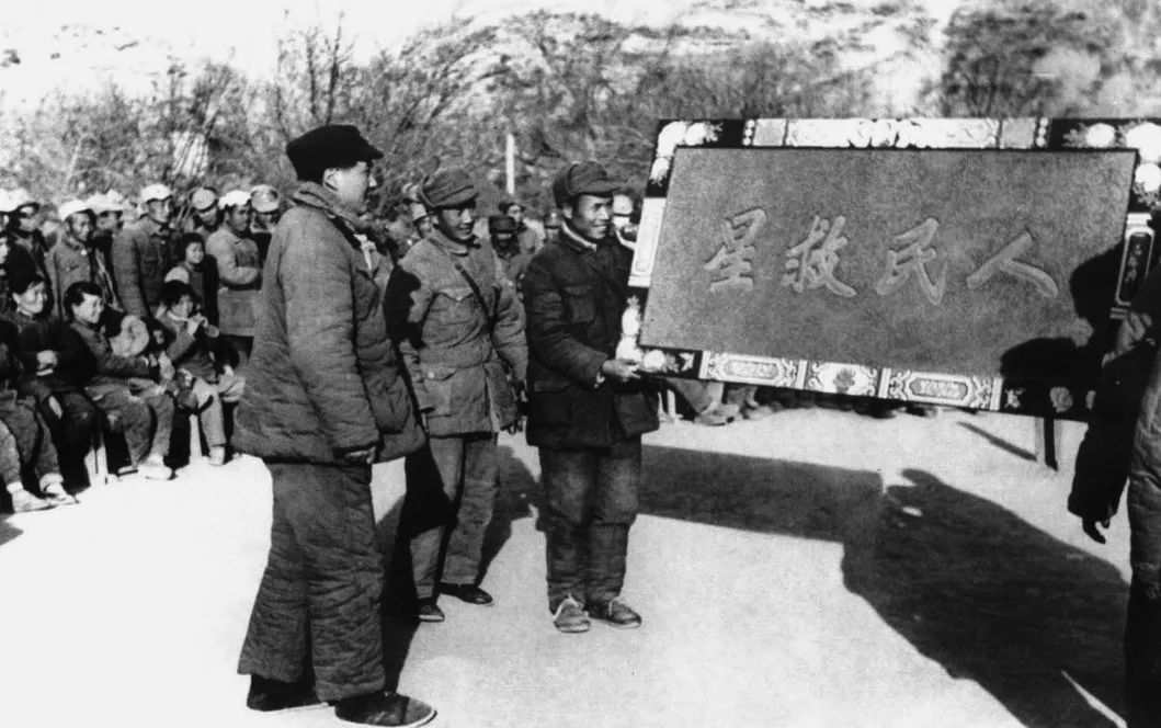 ·1946年正月十五，杨步浩等人在延安向毛主席敬献牌匾。