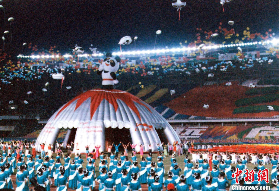 ▲北京亚运会开幕式上的吉祥物“熊猫盼盼”。图片来源/中新网