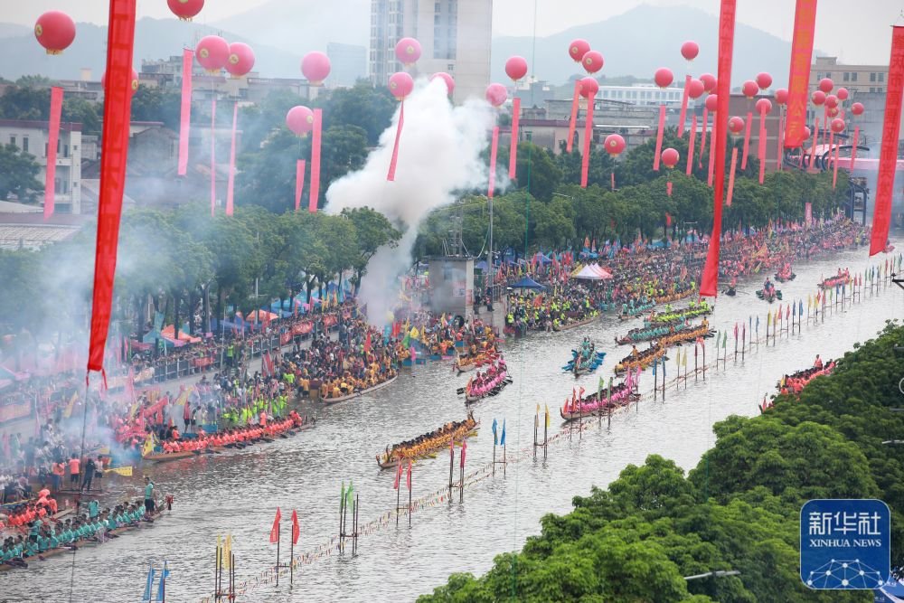 6月18日,龍舟隊在廣東省肇慶市高要區金利鎮西圍湧參賽.