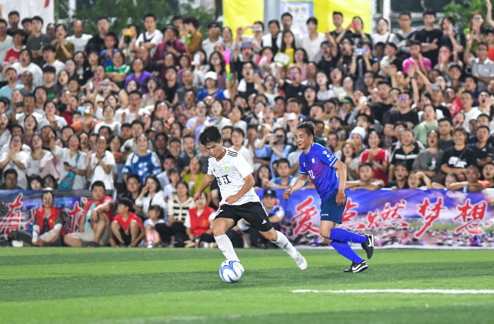 ↑6月23日,贵州省榕江县足球队球员(左)与青海省果洛州格萨尔王足球队球员在友谊赛中拼抢。新华社记者 杨文斌 摄