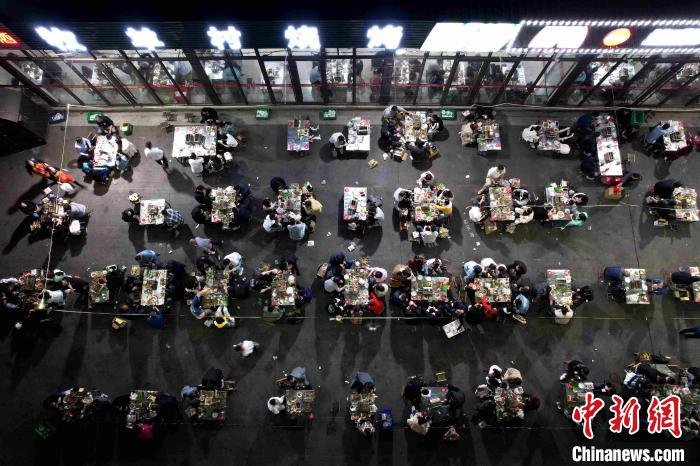 淄博烧烤火出圈,吸引市民前往打卡。 梁犇 摄