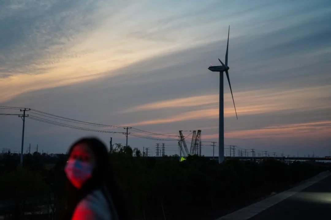 长兴岛北海滩是不少游客的打卡地,搬到长兴岛后,田真真有时也会来到这里散步、拍照,放松心情。