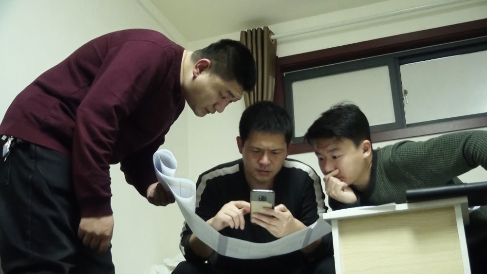 在一起案件侦办中，刘亚斌（中）和同事们研究案件相关数据。（沧州市公安局供图）