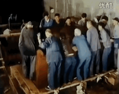 定陵发掘纪录片片段：工作人员在打开棺椁