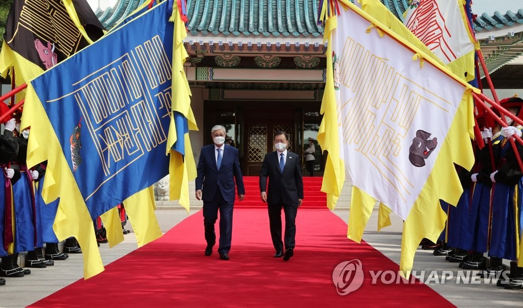 8月17日，在青瓦台，韩国文在寅（右）为到访的哈萨克斯坦卡瑟姆若马尔特·托卡耶夫举行欢迎仪式。图片来源：韩联社