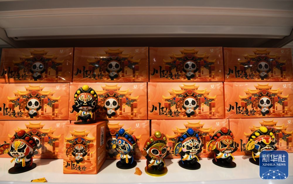 ↑这是7月13日拍摄的成都大运会主媒体中心大运会官方特许商品零售店展出的“ 蓉宝 ”川剧变脸造型玩偶。 新华社记者 王曦 摄