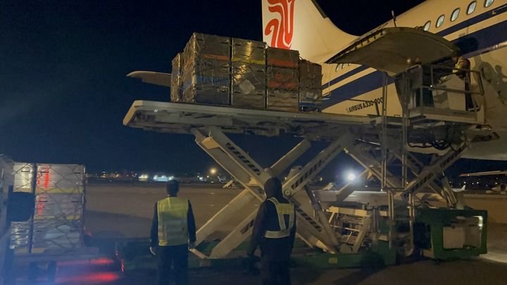 ↑2月8日，工作人员在土耳其阿达纳机场卸运中国救援队携带的物资（手机拍摄）。