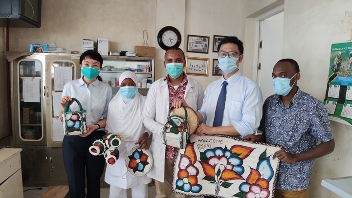 2021年9月2日，在坦桑尼亚桑给巴尔奔巴岛阿卜杜拉·姆才医院，当地医护人员为中国医疗队队员举行送别仪式，赠送特色手工编织礼物。（新华社）