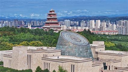 △宝鸡青铜器博物院建筑外形运用高台门阙、青铜厚土的建筑语言，气势恢宏，厚重威严。（总台央视记者范凯拍摄）