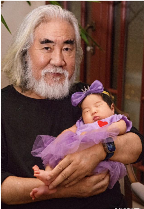 张纪中女儿满月宴直播带货，杜星霖全程黑脸，餐厅地址被扒太离谱