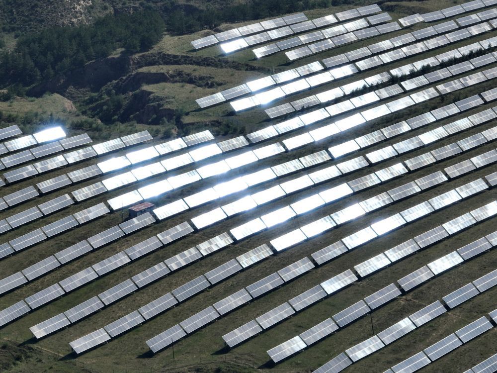 这是5月30日在山西大同采煤沉陷区国家先进技术光伏示范基地拍摄的光伏板（无人机照片）。（新华社记者 刘力航 摄）