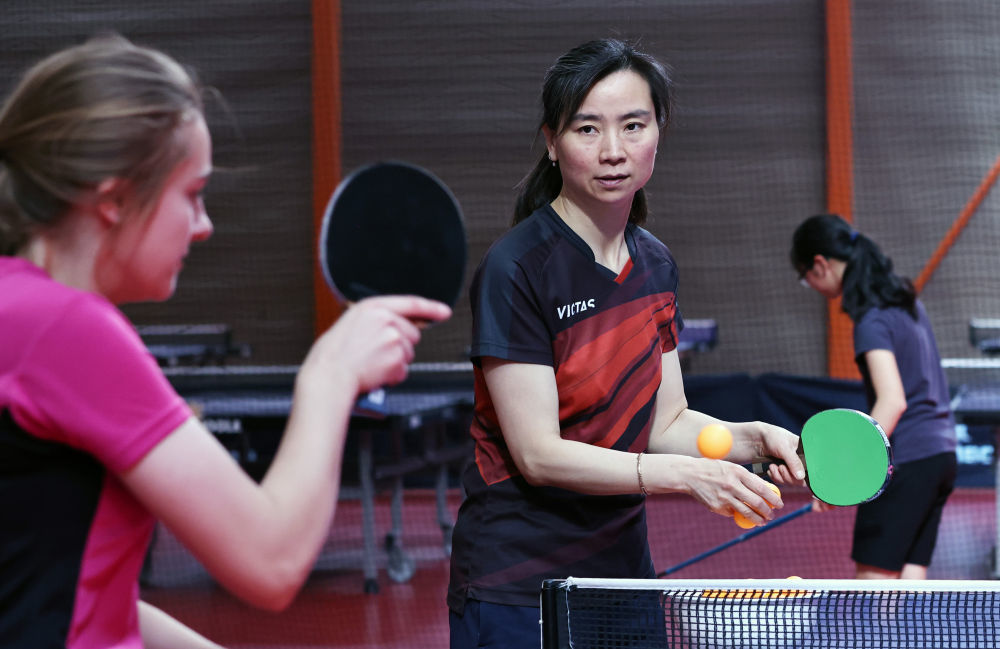 2024年6月19日，刘芳在法国巴黎十三区乒乓球俱乐部上课。