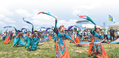 草原那达慕开幕式上载歌载舞。王晓博摄(影像中国)