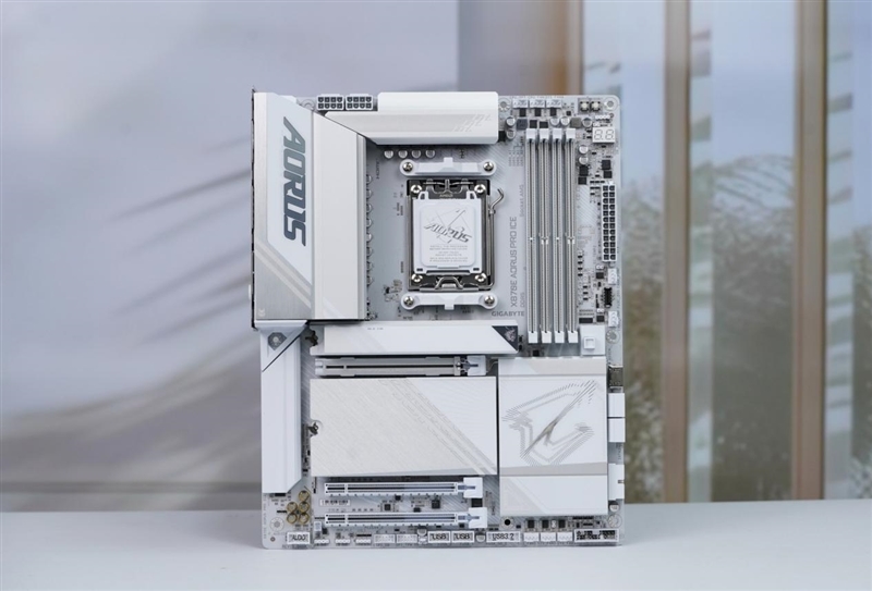 首款信得过全白主板！技嘉X870E AORUS PRO ICE电竞冰雕首发评测：性能超上代旗舰