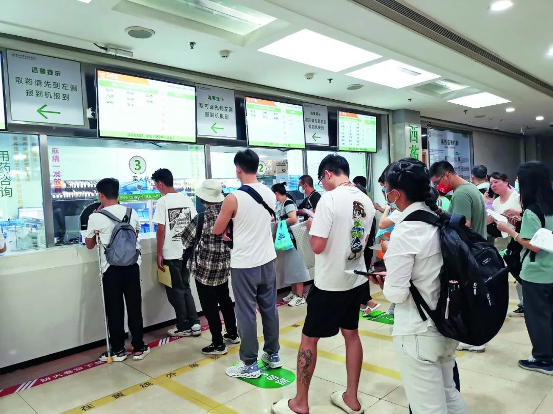 9月2日，患者和家属在广州中山大学附属肿瘤医院排队取药。图/视觉中国