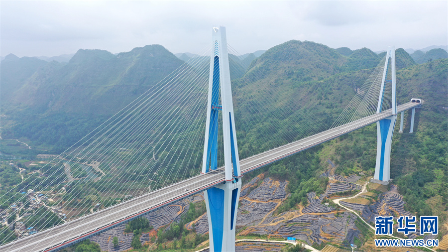 平塘“天空之桥”一景（资料图）。新华网 周远钢 摄