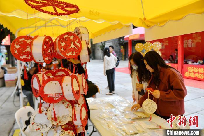 22日，2024年海峡两岸民俗文化节在福州开幕，“台湾环保开运小铺”在“两岸文创”主题市集上亮相。中新网记者吕明摄