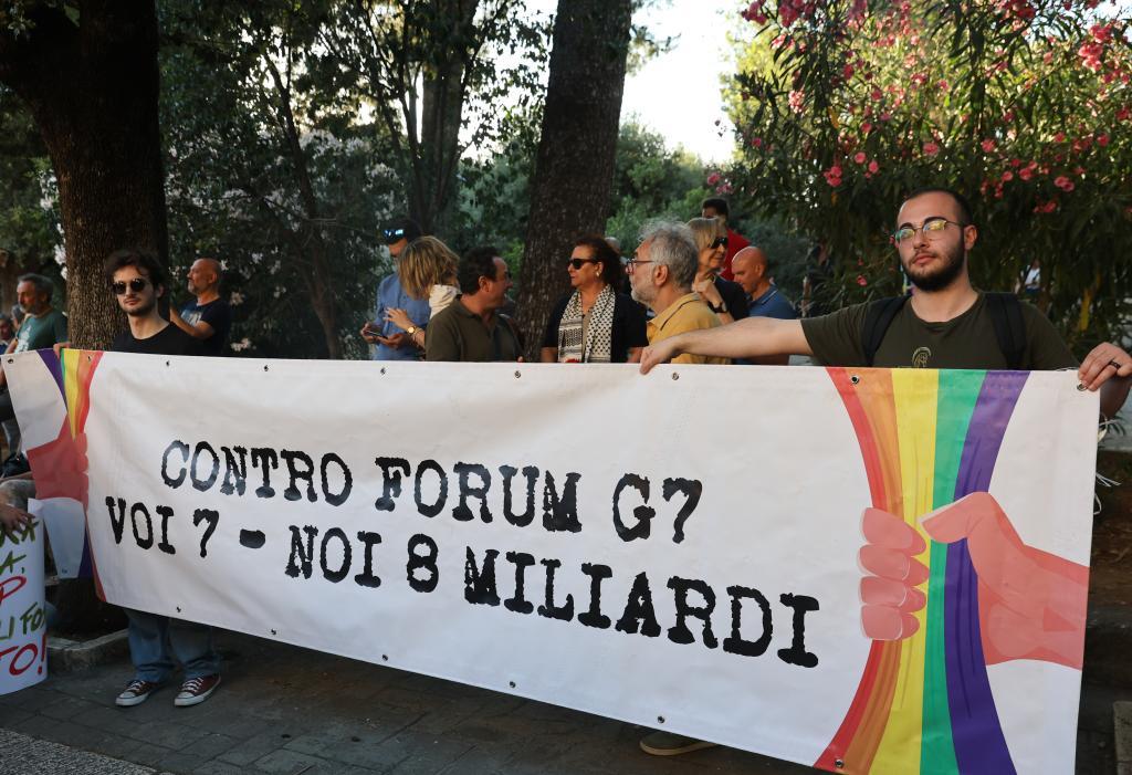 七国集团峰会6月13日至15日在意大利普利亚大区法萨诺举行。图为6月14日，在法萨诺镇，人们在抗议活动中。新华社记者李京摄