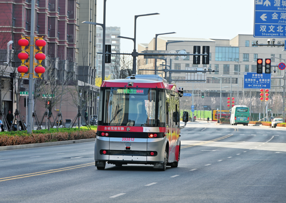 智能网联巴士在雄安新区容东片区道路上行驶（2024 年 3 月 29 日摄）牟宇摄 / 本刊
