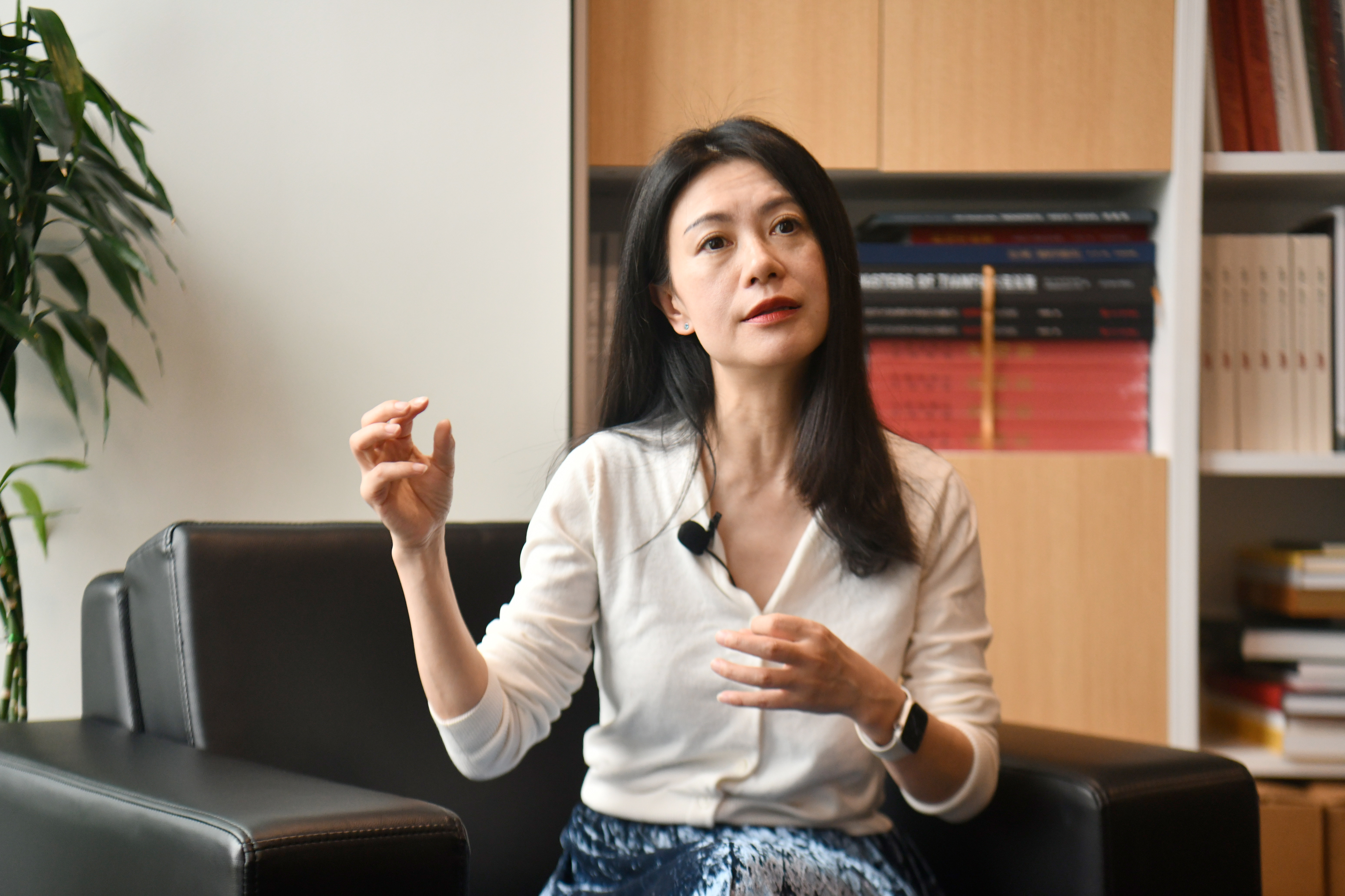 成都美术馆副馆长肖飞舸接受中新社记者专访。中新社记者 张浪 摄