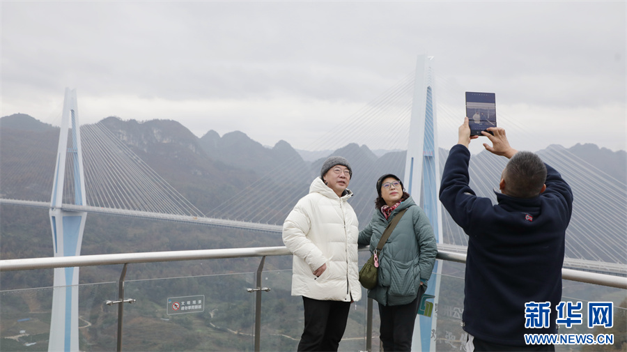 游客在平塘“天空之桥”观光服务区参观。新华网 周远钢 摄