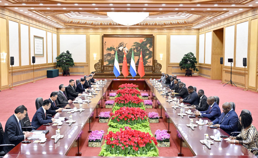 2月28日下午，国家主席习近平在北京人民大会堂同来华进行国事访问的塞拉利昂总统比奥举行会谈。新华社记者 殷博古 摄