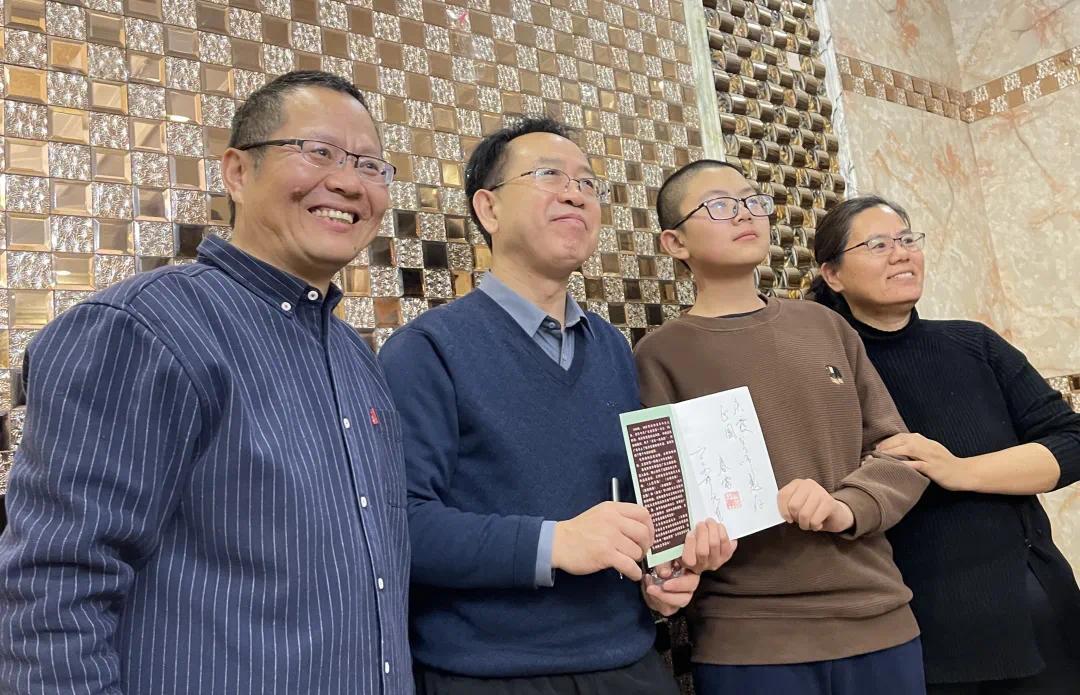 李春雷（左二）和周正国一家在新疆且末