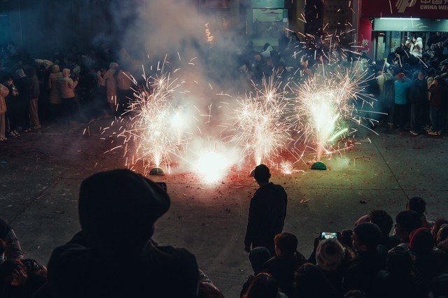 人们在看台上的人演出描述已自动生成