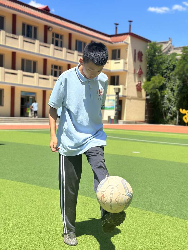 6月25日，在内蒙古自治区呼和浩特市土默特学校，一名初一学生正在进行足球训练。中青报·中青网记者 石佳/摄