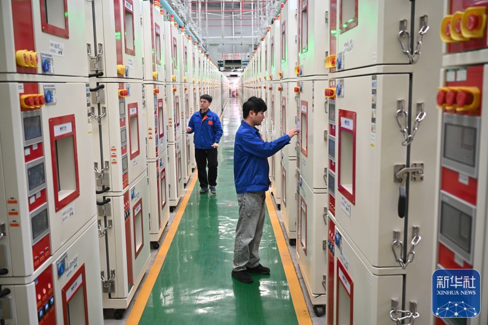 2月19日，宁德新能先锋检测科技有限公司工作人员在电芯实验室查看设备运行情况。