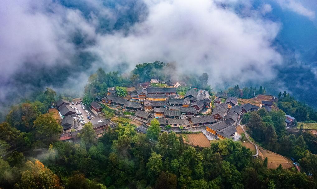 雨后的十八洞村。新华社发（吴向申 摄）