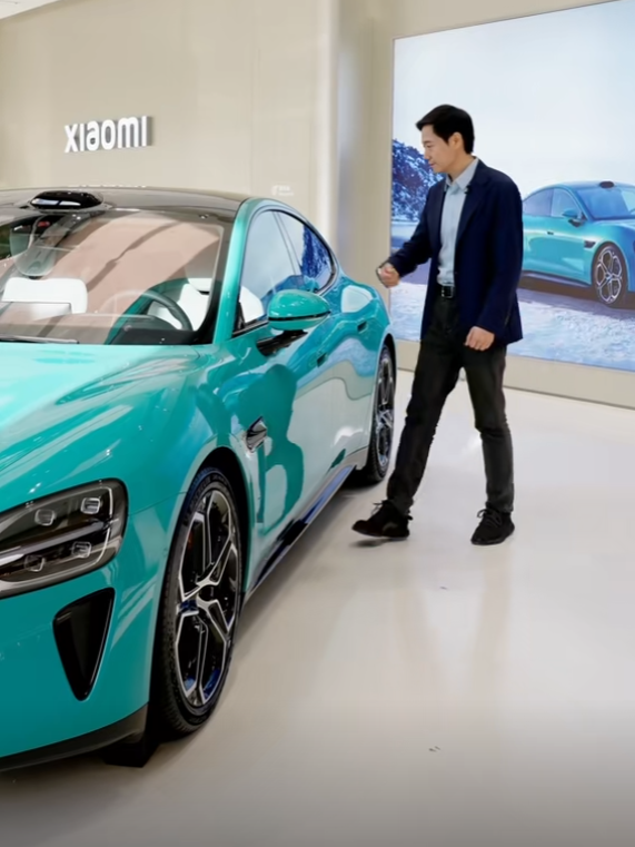 雷军亲自体验小米SU7!手表解锁、自动翻转仪表盘酷炫