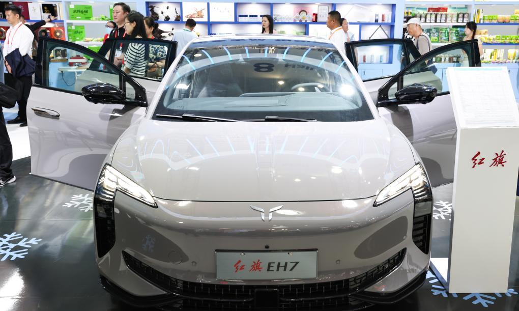 这是在第四届中国国际消费品博览会上展出的红旗新能源汽车（2024年4月13日摄）。新华社记者杨冠宇摄