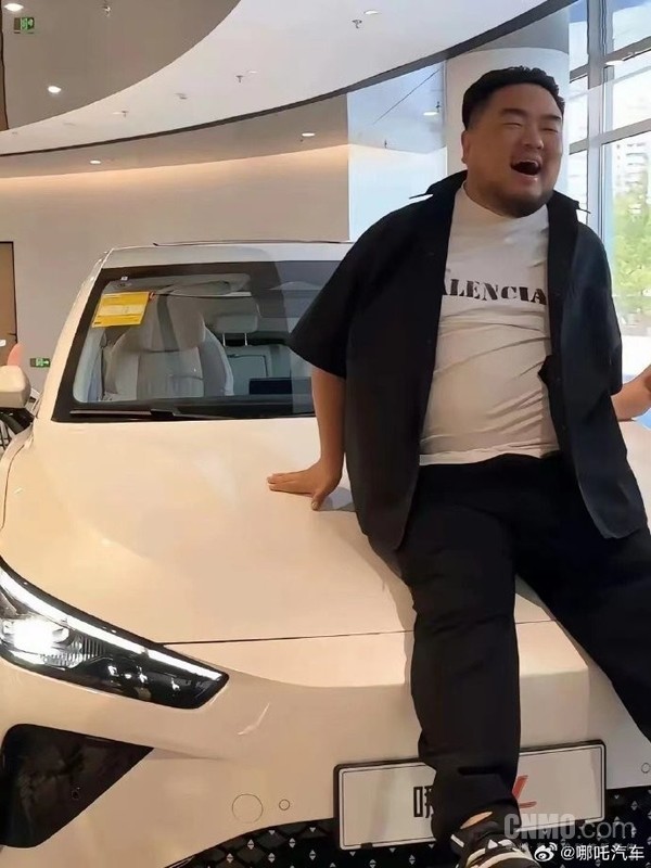 主持人将哪吒L引擎盖坐瘪