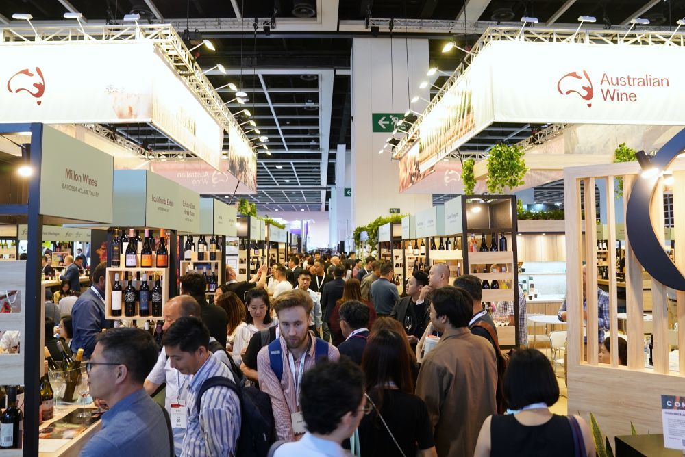 ↑这是5月29日在香港亚洲葡萄酒及烈酒展览会上拍摄的人头攒动的澳大利亚展区。