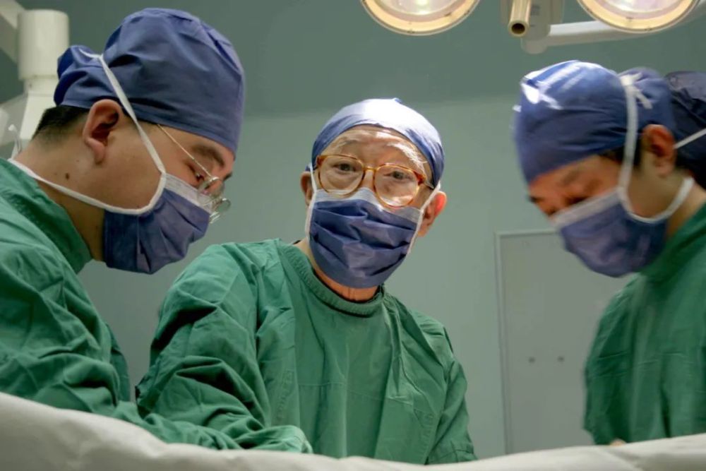 吴孟超院士（中）在手术室内工作（资料照片）。新华社发