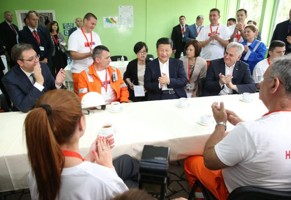 2016年6月19日，国家主席习近平参观河钢集团塞尔维亚斯梅戴雷沃钢厂时，来到员工食堂同工人交流互动。新华社记者 马占成摄