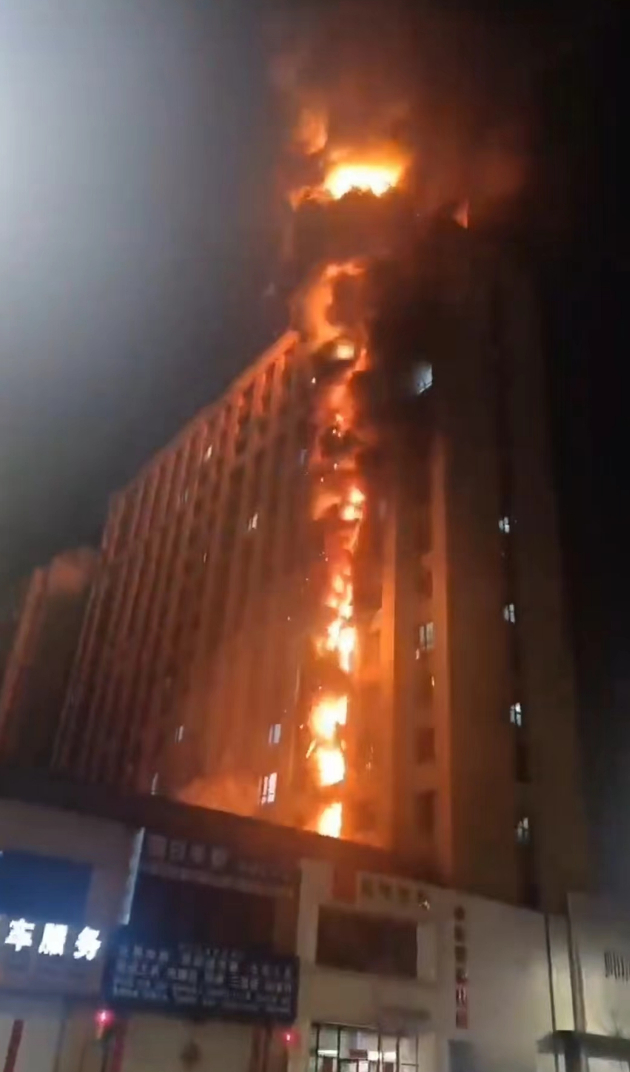 涉事高层同一单元多层房间起火，图为现场视频截图