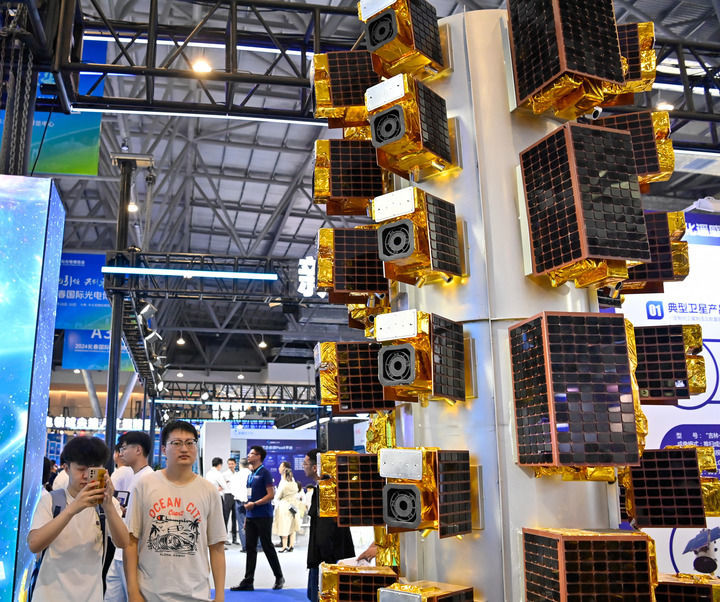 2024年6月18日，参观者在长春国际光电博览会上参观“一箭41星”星箭对接模型。新华社记者 颜麟蕴 摄
