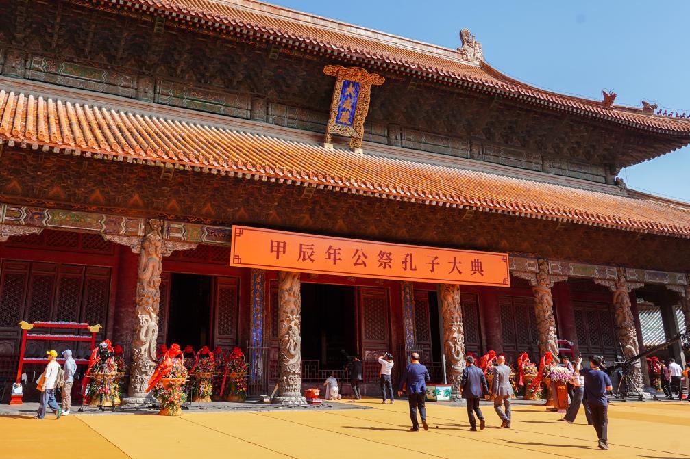 9月28日，在2024甲辰年公祭孔子大典上，参祭人员参观曲阜孔庙。新华社记者 朱峥 摄