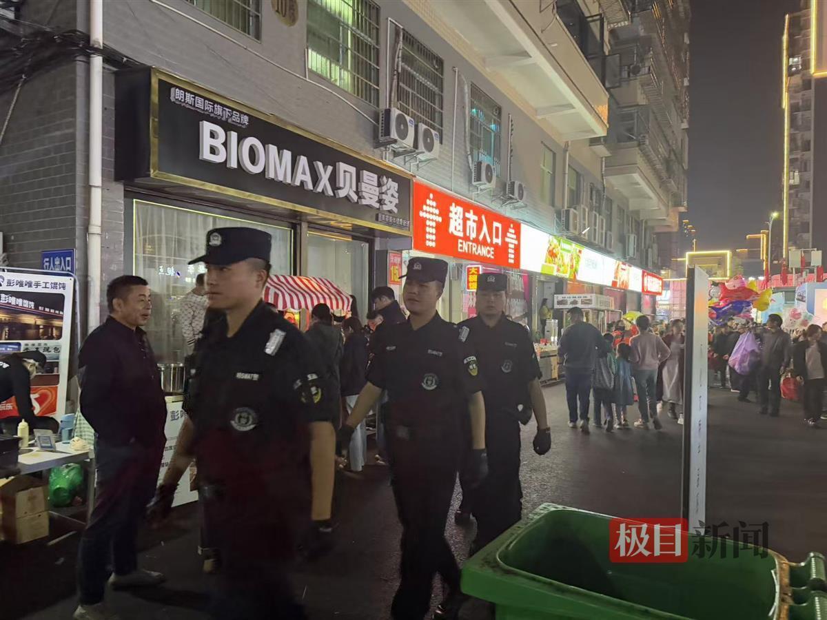 特警列队巡逻